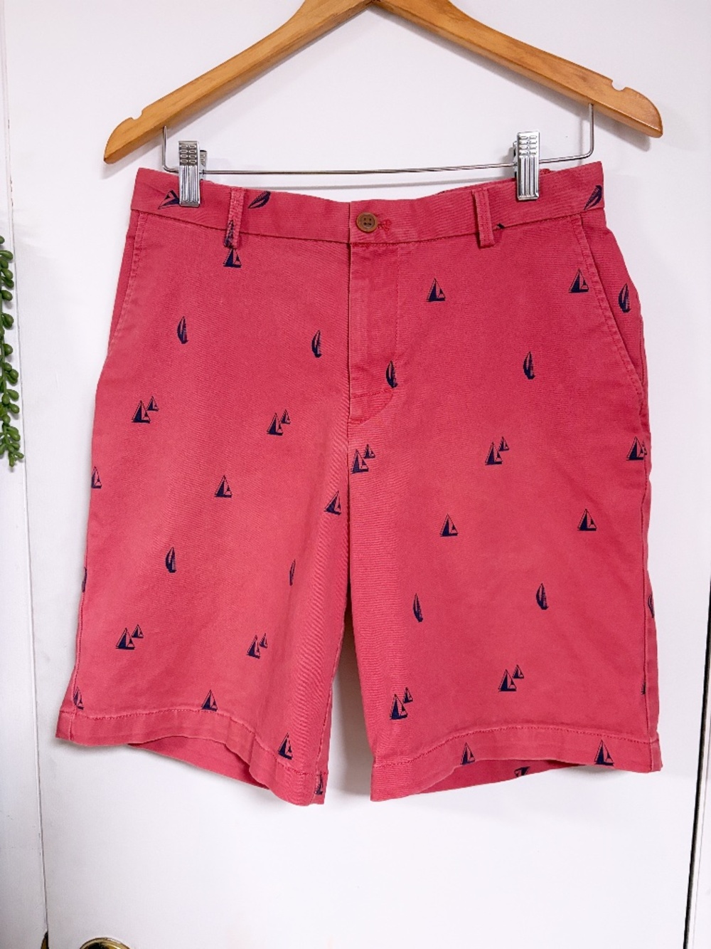 Men’s IZOD Shorts 29 Salmon Pink Nautical Sailboat Print Stretch Chino Saltwater